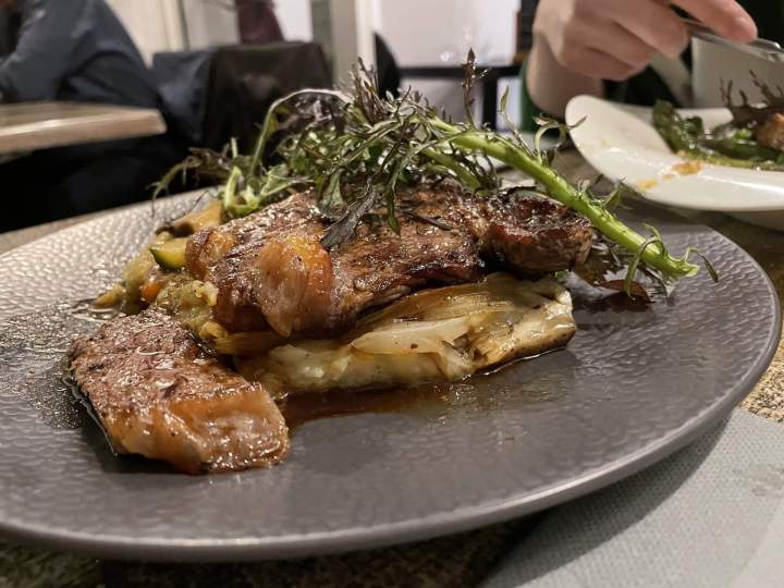 Entrecôte de bœuf grillée sur lit de purée et d'oignons confits Nice 