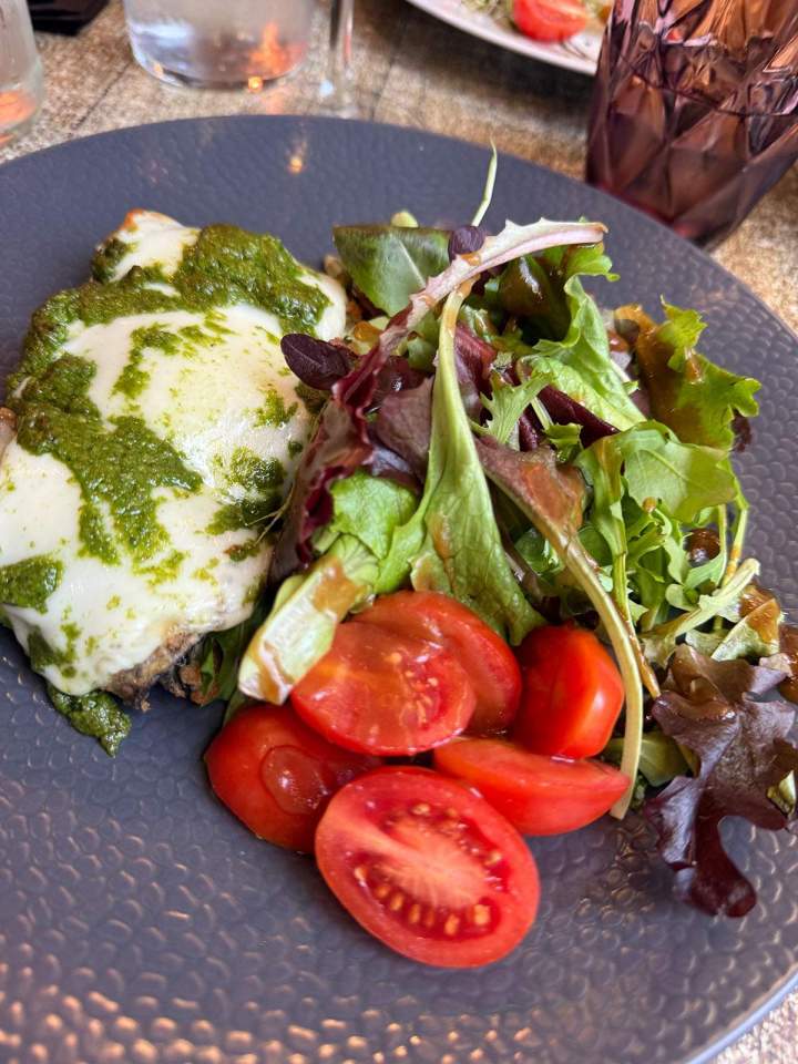 Escalope gratinée à la mozzarella et au pesto Nice