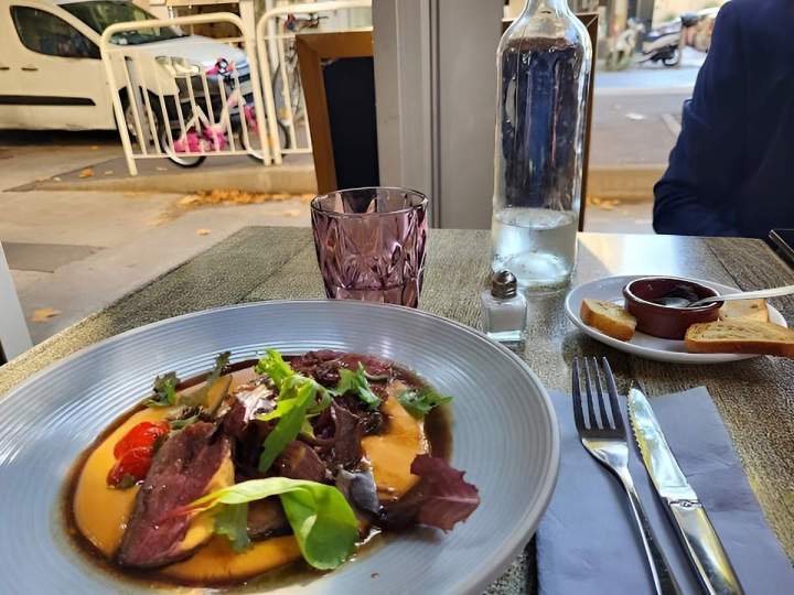 Tataki de bœuf servi sur un lit de purée colorée Nice